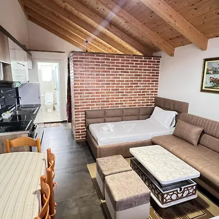 By Arbri 2 אכסניה